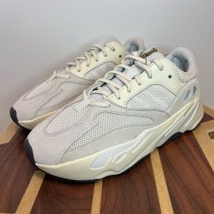 Adidas Yeezy Boost 700